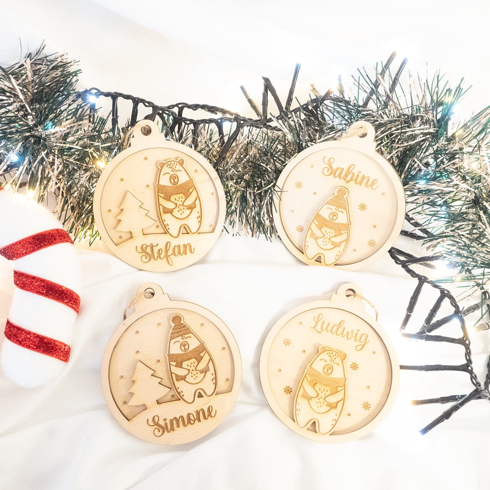 Personalisierte Weihnachtskugel und Geschenkanhänger Motiv Bär Holzanhänger minipishop 