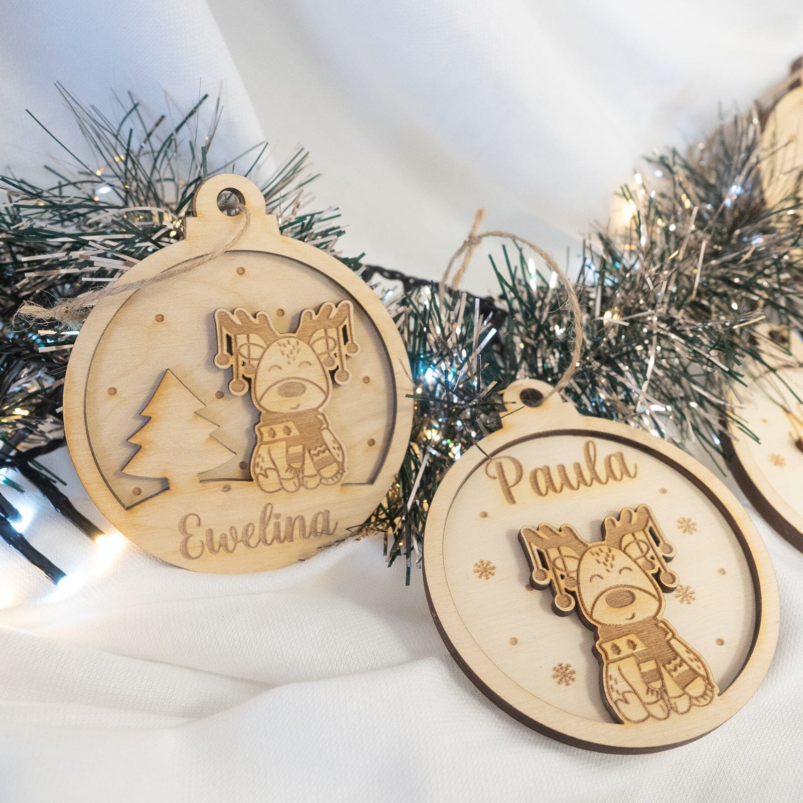 Personalisierte Weihnachtskugel und Geschenkanhänger Motiv Rentier Holzanhänger minipishop 