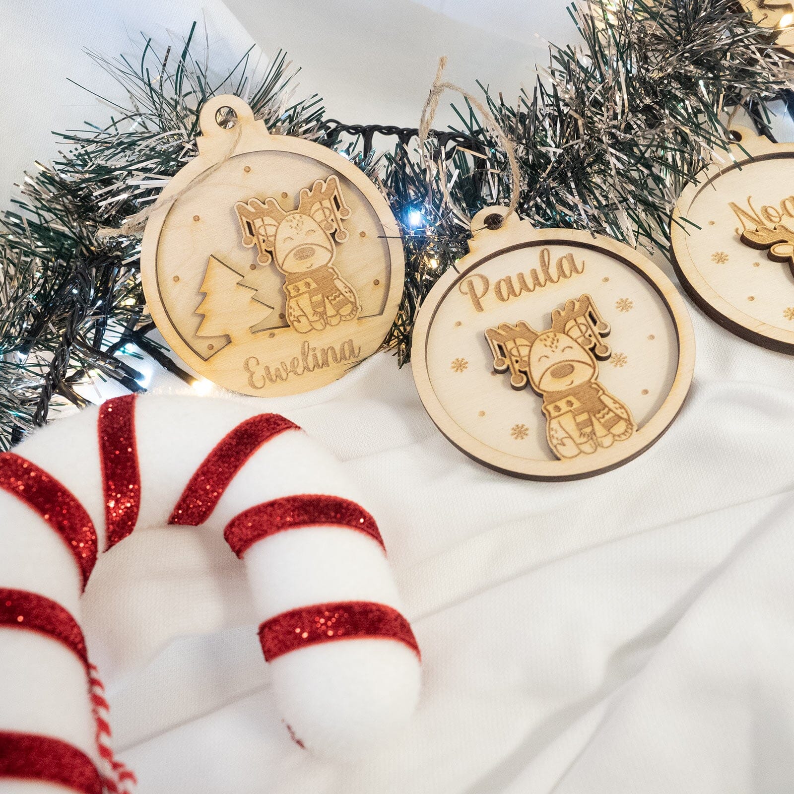 Personalisierte Weihnachtskugel und Geschenkanhänger Motiv Rentier Holzanhänger minipishop 