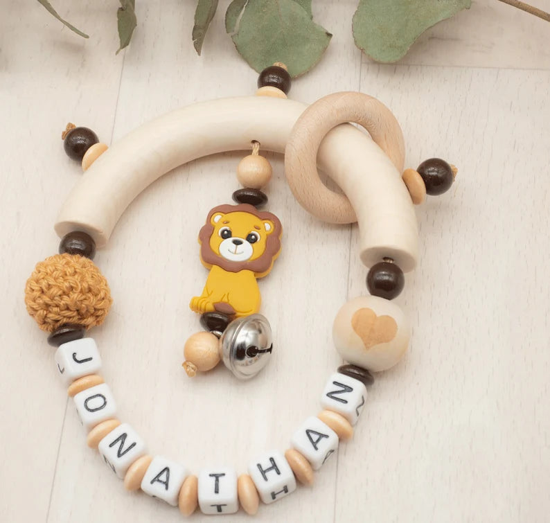 Greifling mit Namen Junge Löwe Silikon Naturholzperle mit Herzdruck + Häkelperle Greifling MiniPiShop 