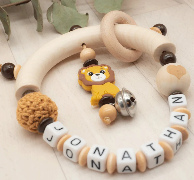 Greifling mit Namen Junge Löwe Silikon Naturholzperle mit Herzdruck + Häkelperle Greifling MiniPiShop 