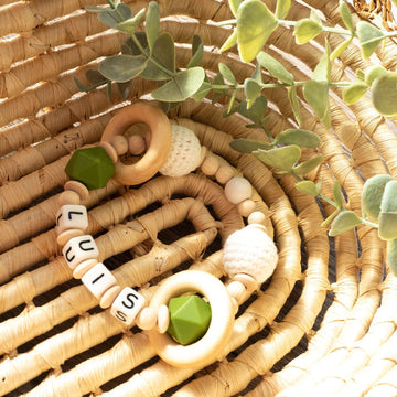 Greifling mit Namen Mädchen Junge BOHO grün Holz
