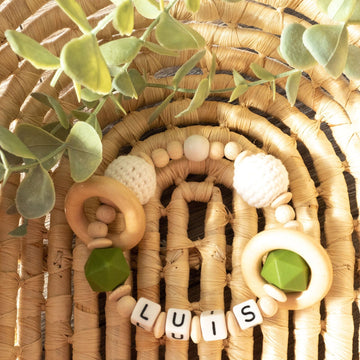 Greifling mit Namen Mädchen Junge BOHO grün Holz