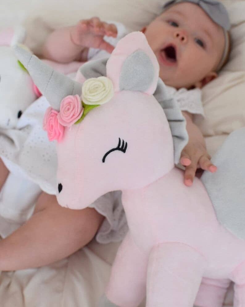 Kuscheltier Einhorn mit Namen Blumenkranz Rosa Grau Kuscheltier minipishop 