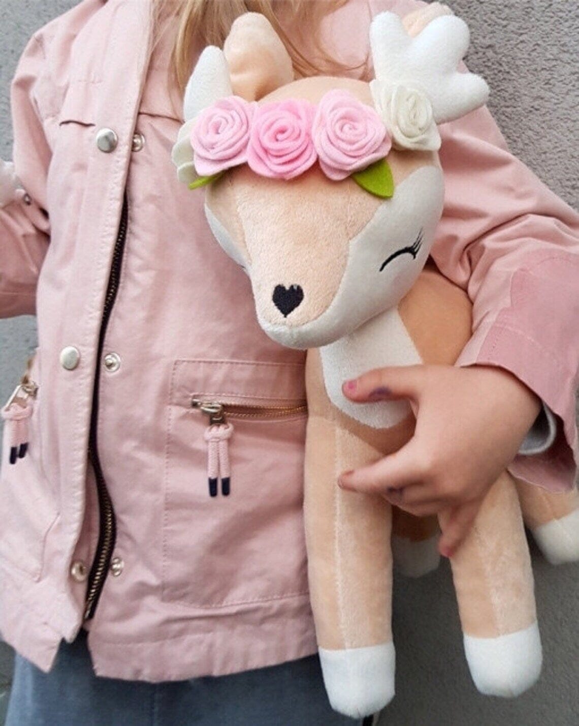 Kuscheltier Reh mit Namen personalisiert Blumenkranz rosa Kuscheltier minipishop 