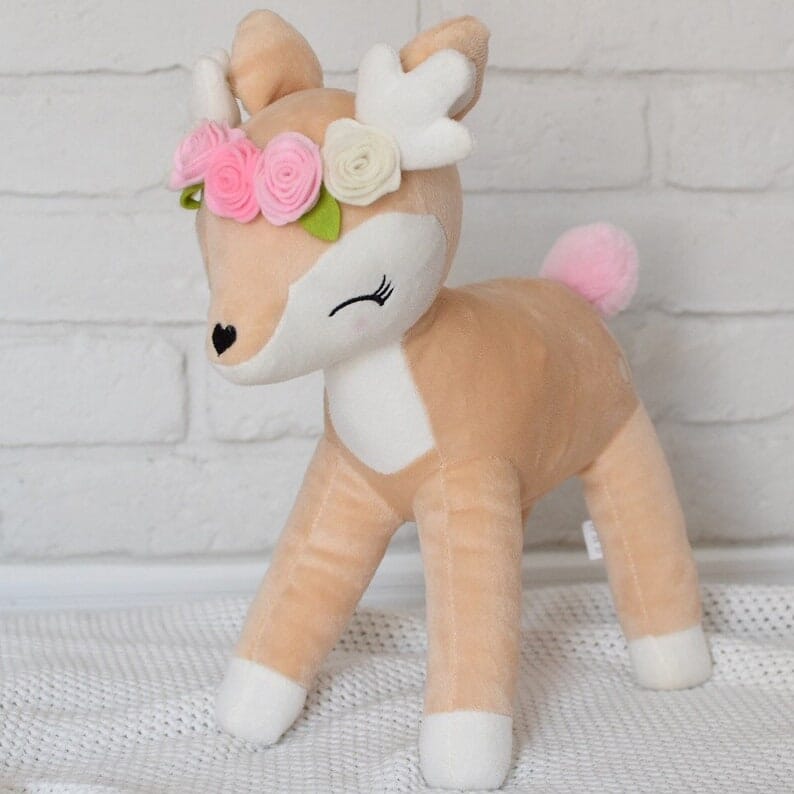 Kuscheltier Reh mit Namen personalisiert Blumenkranz rosa Kuscheltier minipishop 