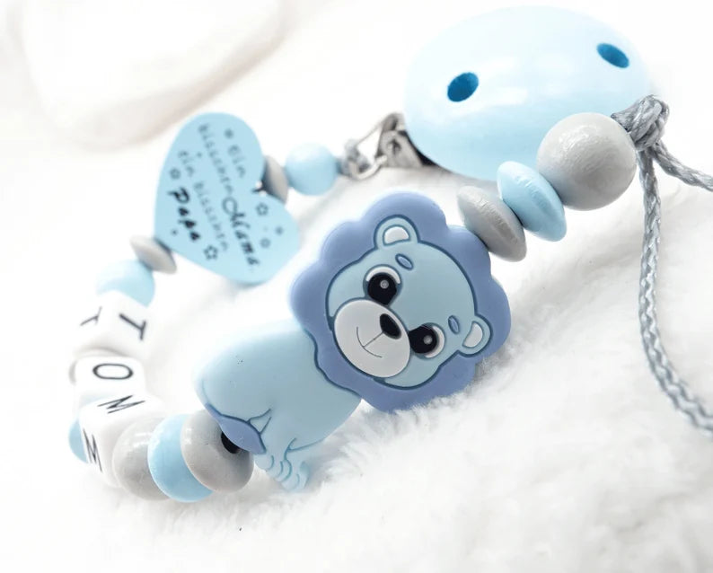Schnullerkette mit Namen Junge Ein bisschen Mama Papa + Silikon Löwe blau grau Schnullerkette minipishop 