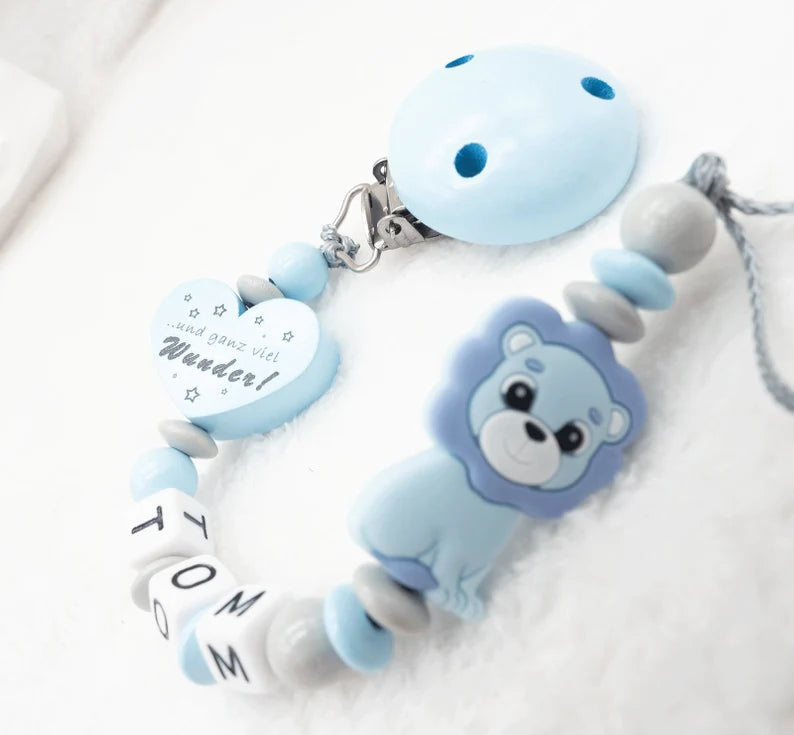 Schnullerkette mit Namen Junge Ein bisschen Mama Papa + Silikon Löwe blau grau Schnullerkette minipishop 
