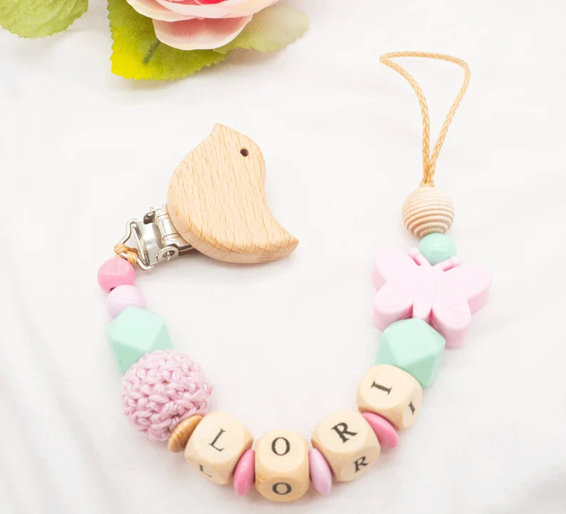 Schnullerkette mit Namen Mädchen Holzbuchstaben + Silikon Schmetterling + Häkelperle mint rosa Schnullerkette minipishop 