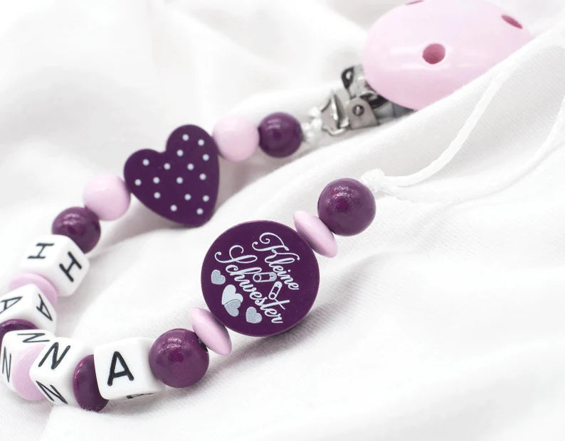 Schnullerkette mit Namen Mädchen kleine Schwester + Herz lila rosa Schnullerkette minipishop 